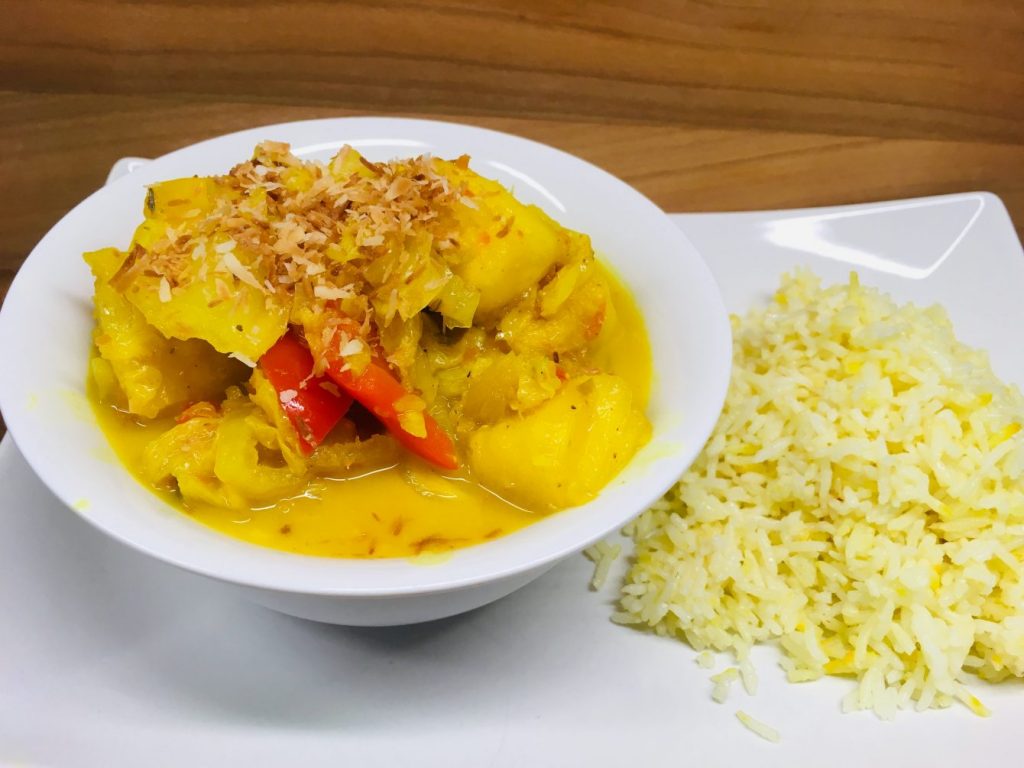 Chinakohl Curry mit Ananas und Kokos-Safran-Reis