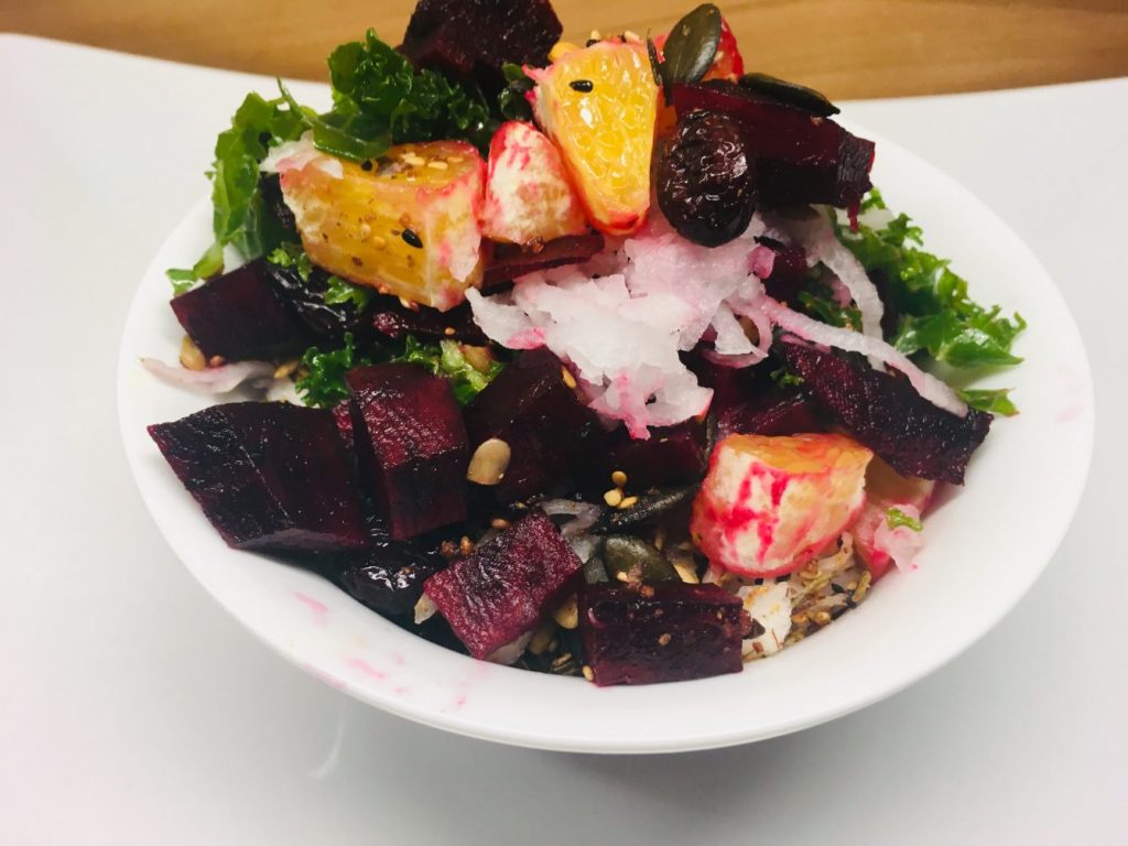 Grünkohl Salat mit Rote Bete, Orangen, Cranberries und Kürbiskernen
