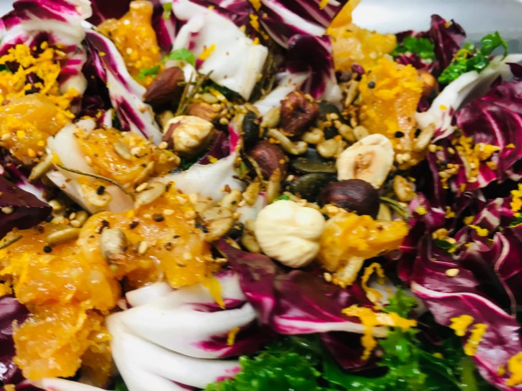 Grünkohl Salat mit Chili-Orangen, Äpfeln und Haselnüssen