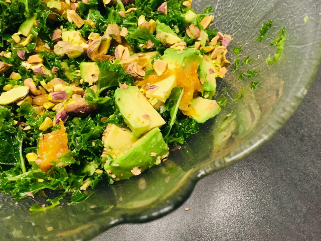 Grünkohl Salat mit Avocado, Chili-Orangen und Pistazien