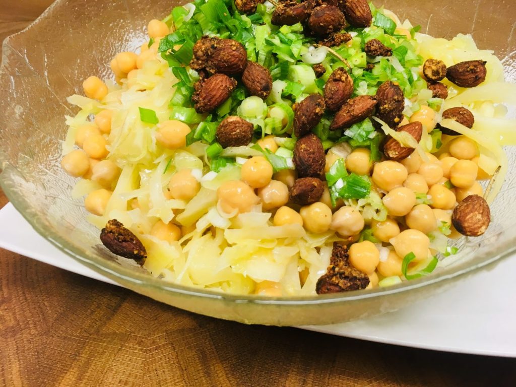 Krautsalat mit Kichererbsen und Mandel Miso Dressing