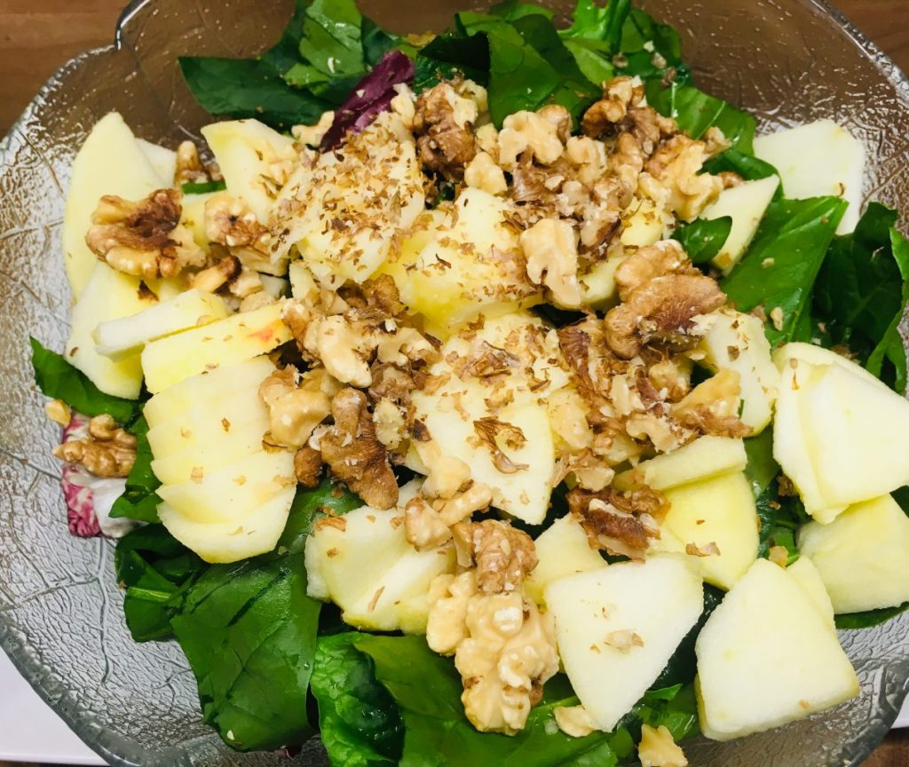 Feldsalat mit Äpfeln, Walnüssen und Orangen Tahini Dressing