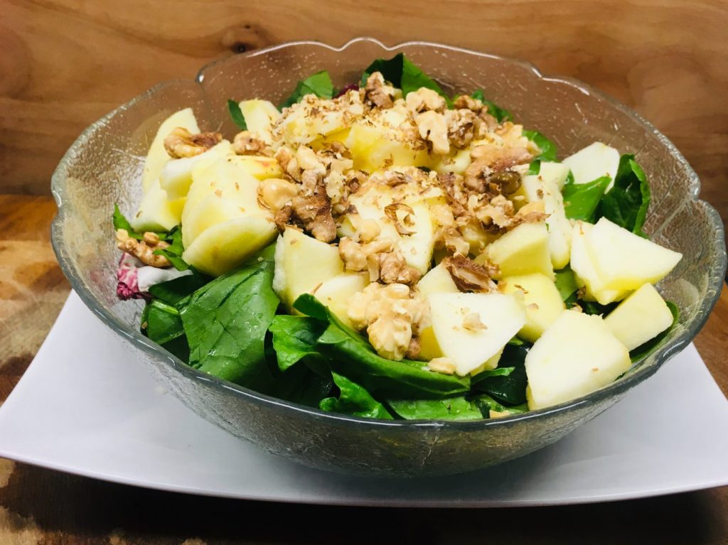 Feldsalat mit Äpfeln, Walnüssen und Orangen Tahini Dressing