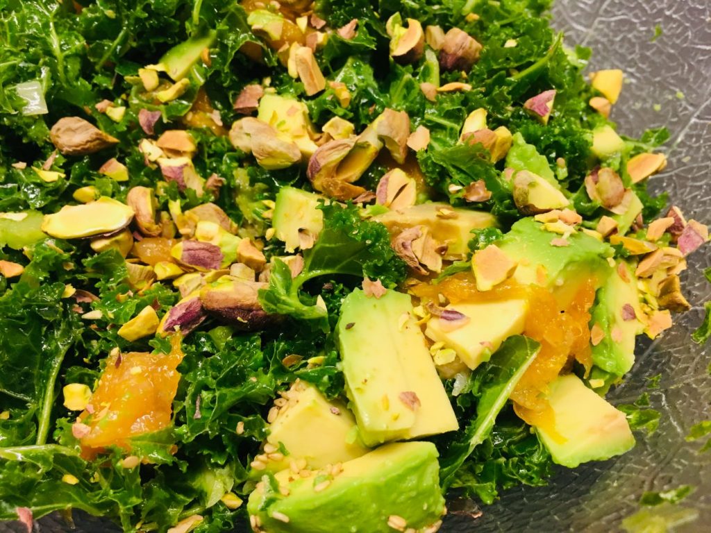 Grünkohl Salat mit Avocado, Chili-Orangen und Pistazien