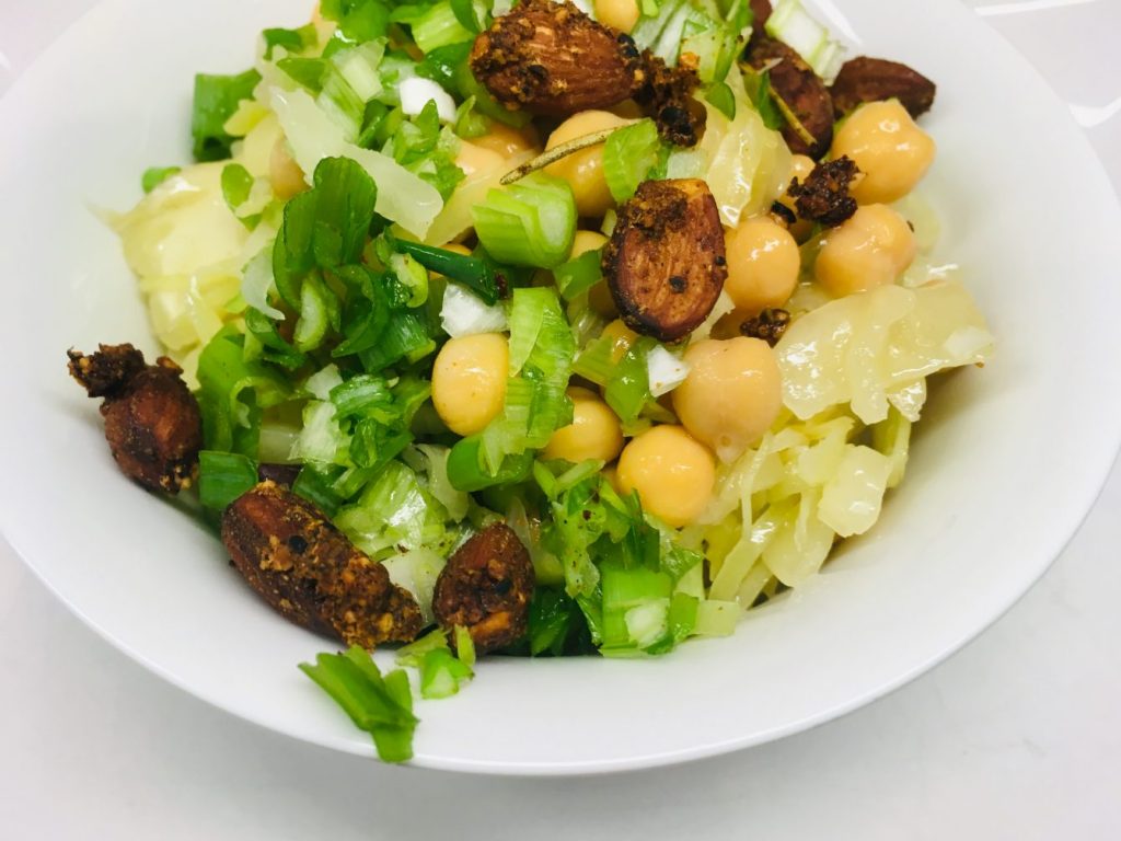 Krautsalat mit Kichererbsen und Mandel Miso Dressing