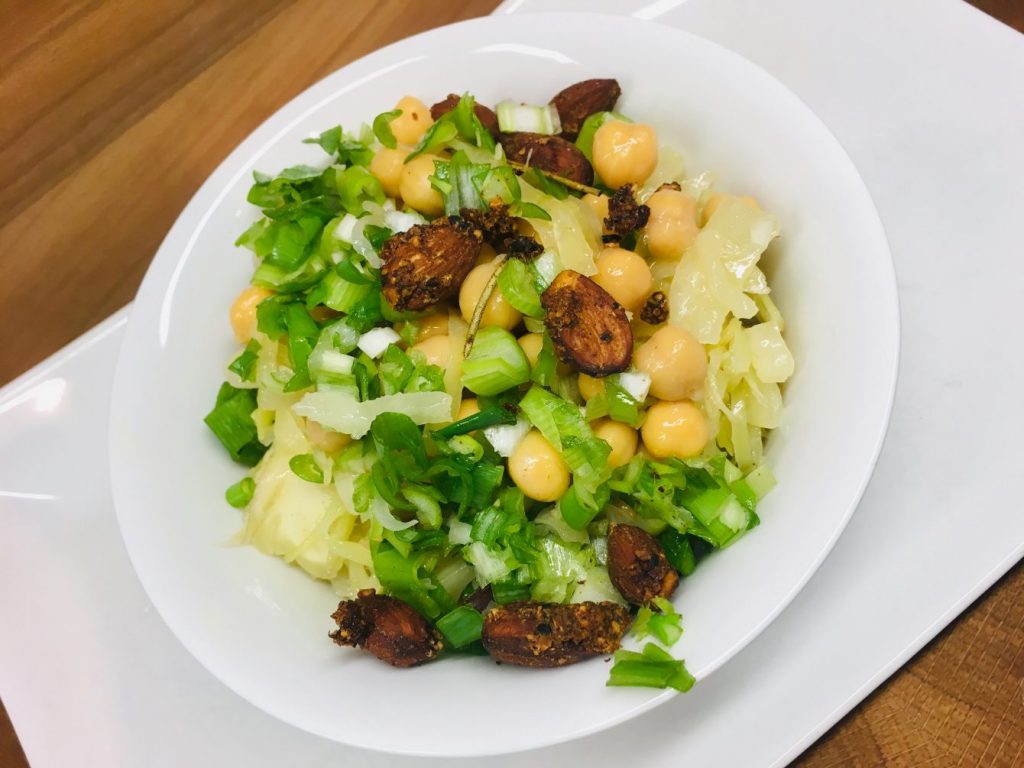 Krautsalat mit Kichererbsen und Mandel Miso Dressing