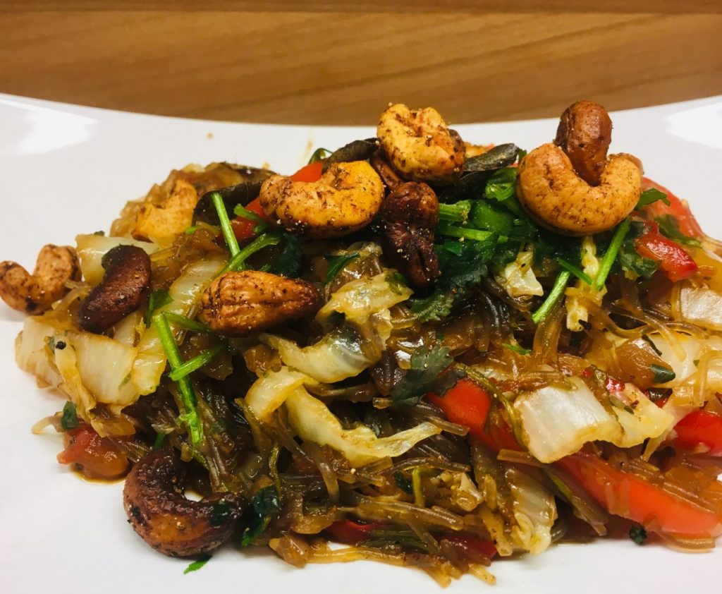 Gebratener Chinakohl mit Paprika und Cashewkernen