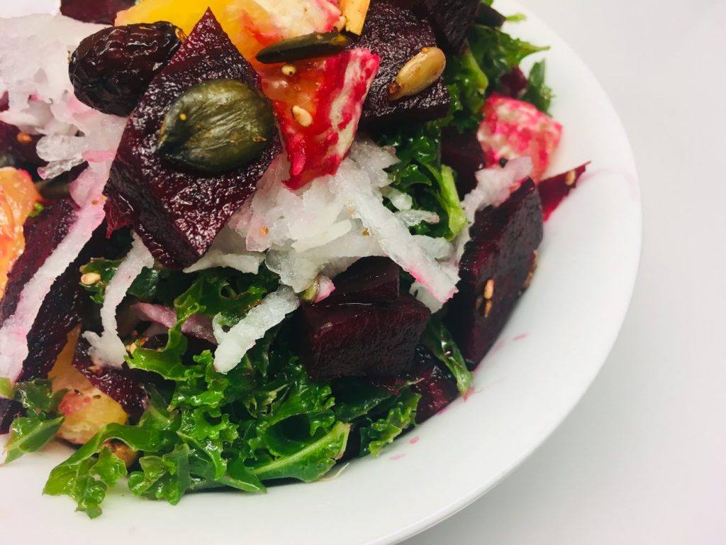 Grünkohl Salat mit Rote Bete, Orangen, Cranberries und Kürbiskernen