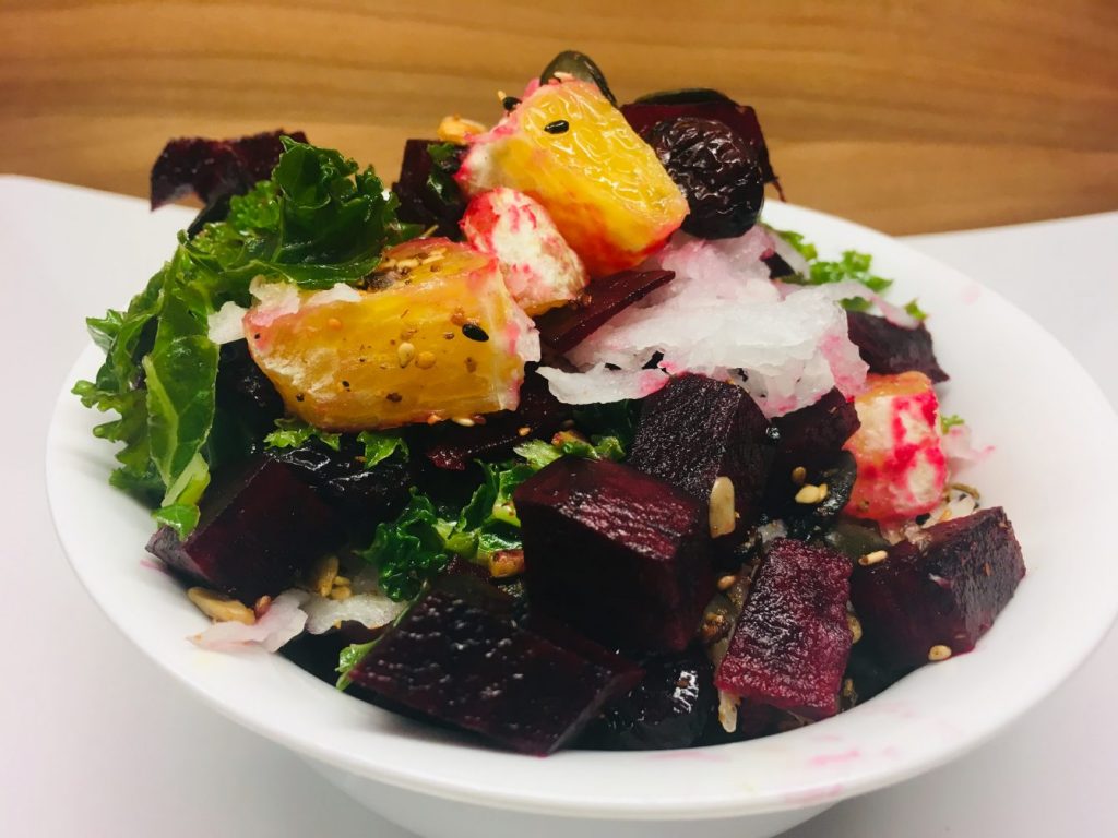 Grünkohl Salat mit Rote Bete, Orangen, Cranberries und Kürbiskernen