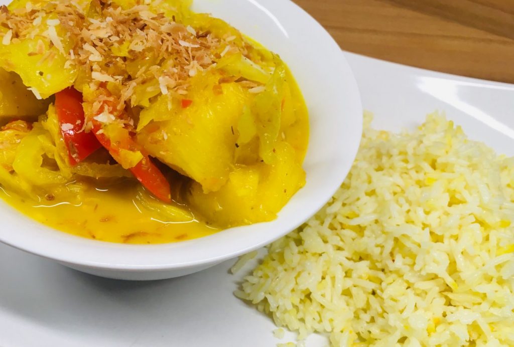 Chinakohl Curry mit Ananas und Kokos-Safran-Reis