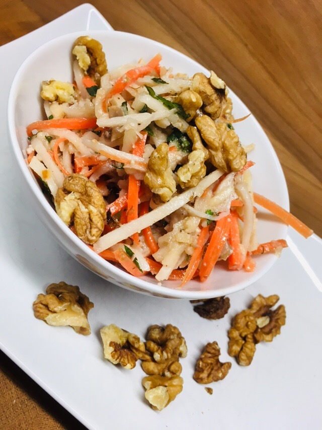 Kohlrabi Salat mit Äpfeln und Walnuss Miso Dessing