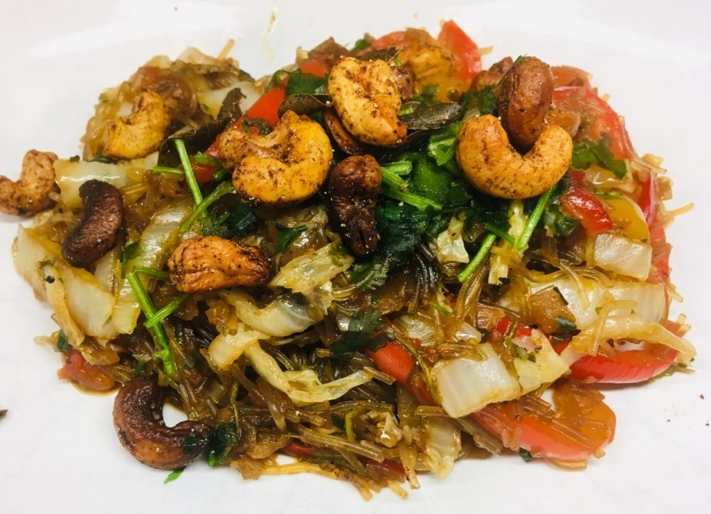 Gebratener Chinakohl mit Paprika und Cashewkernen