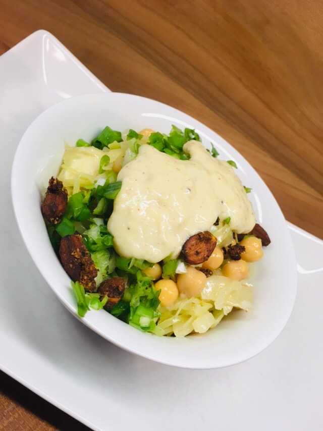 Krautsalat mit Kichererbsen und Mandel Miso Dressing