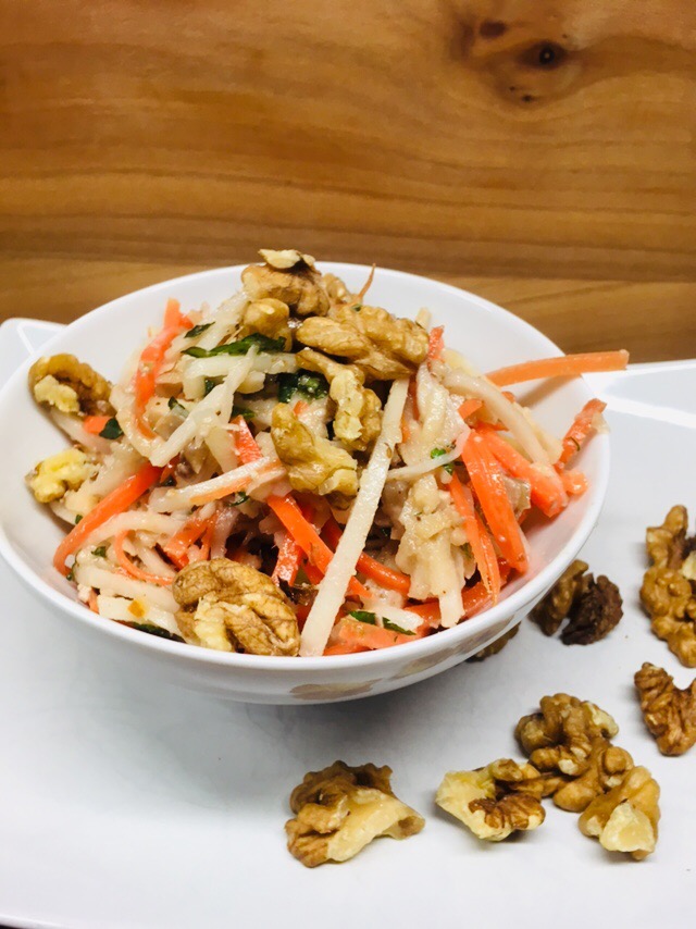 Kohlrabi Salat mit Äpfeln und Walnuss Miso Dessing