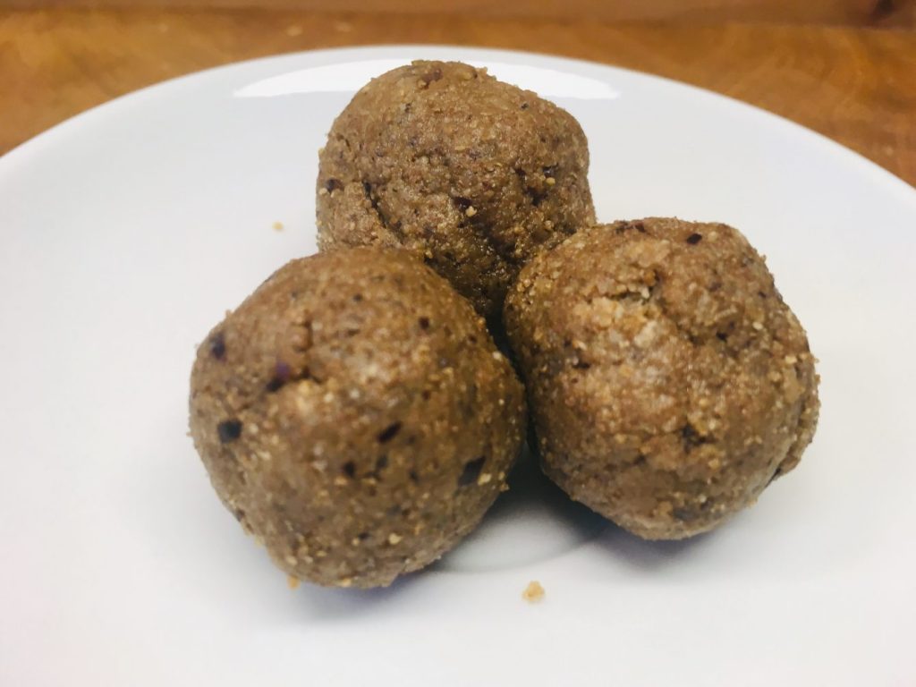 Dattel Mohn Kokos Energiebällchen