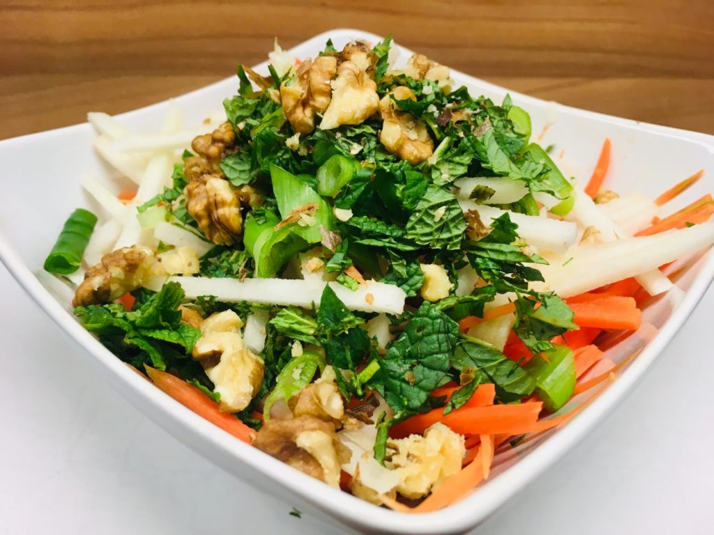 Kohlrabi Salat mit Äpfeln und Walnuss Miso Dessing