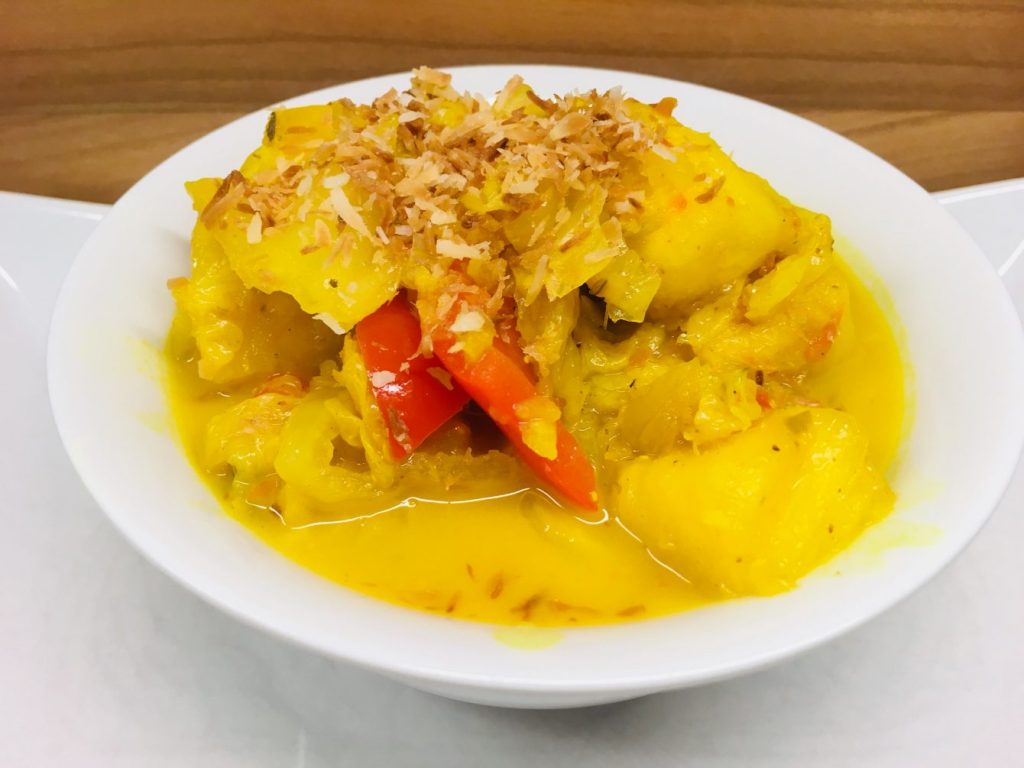 Chinakohl Curry mit Ananas und Kokos-Safran-Reis