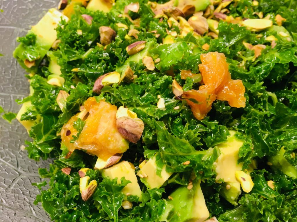 Grünkohl Salat mit Avocado, Chili-Orangen und Pistazien