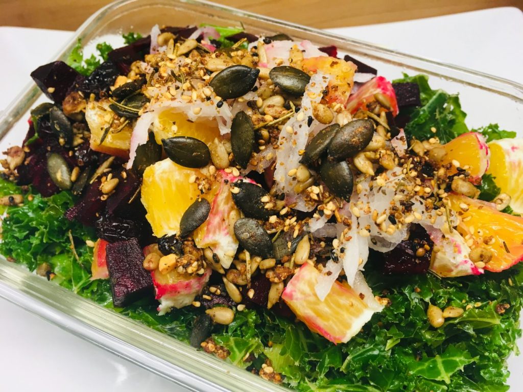 Grünkohl Salat mit Rote Bete, Orangen, Cranberries und Kürbiskernen