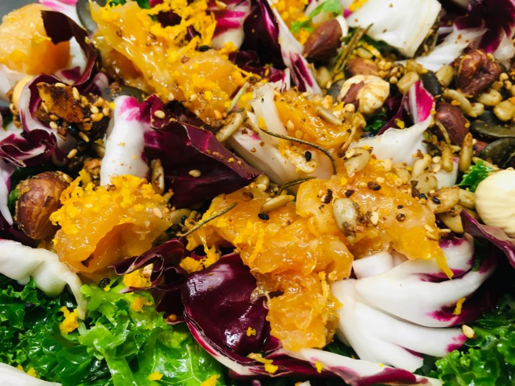 Grünkohl Salat mit Chili-Orangen, Äpfeln und Haselnüssen