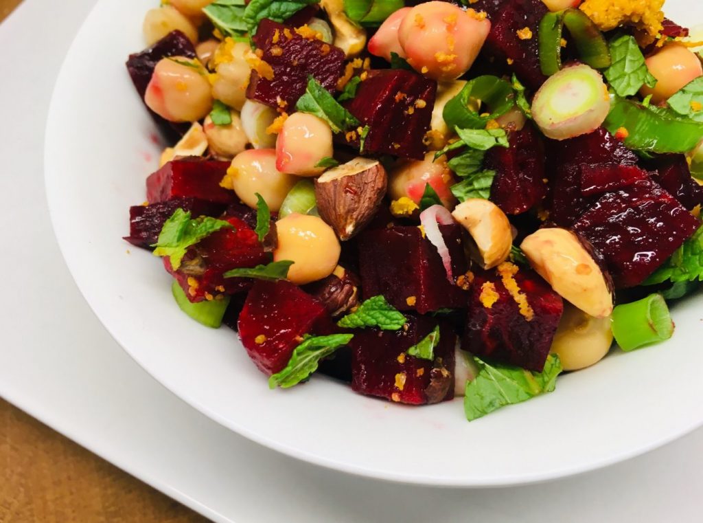 Rote Bete Salat mit Kichererbsen, Haselnüssen, frischer Minze und Za’atar