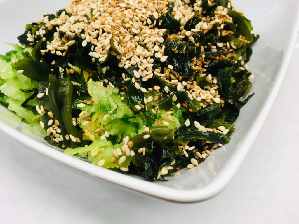 Gurken Wakame Salat mit Gomasio