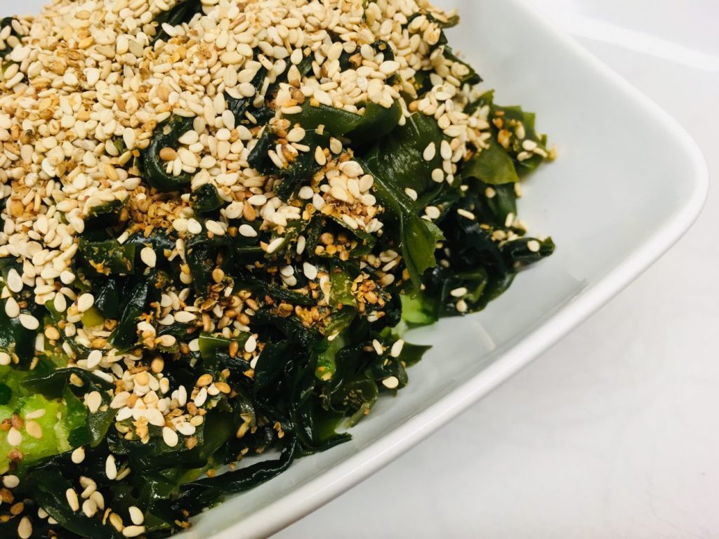 Gurken Wakame Salat mit Gomasio