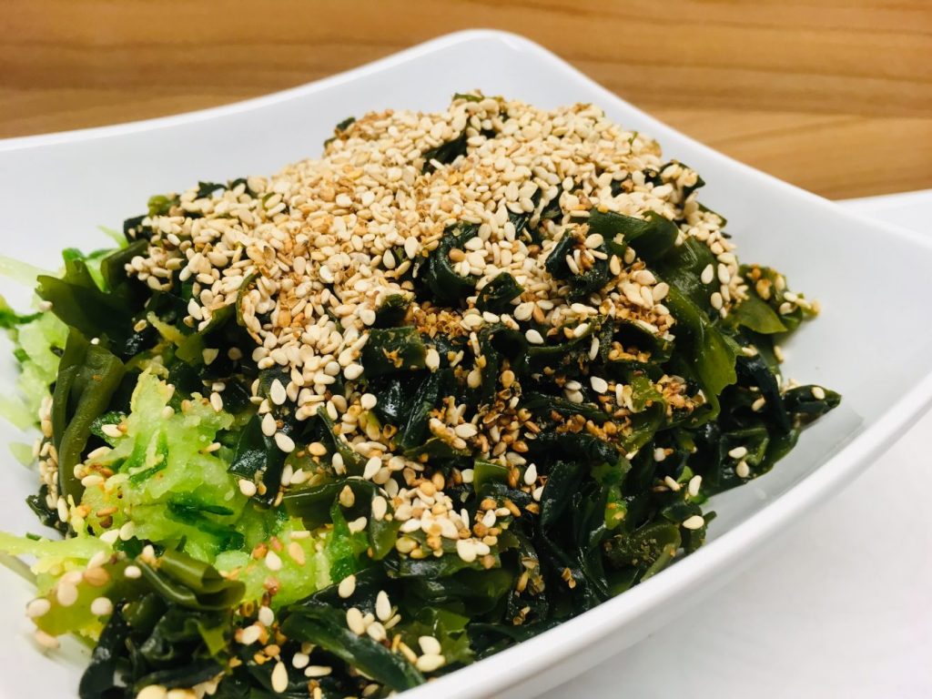 Gurken Wakame Salat mit Gomasio