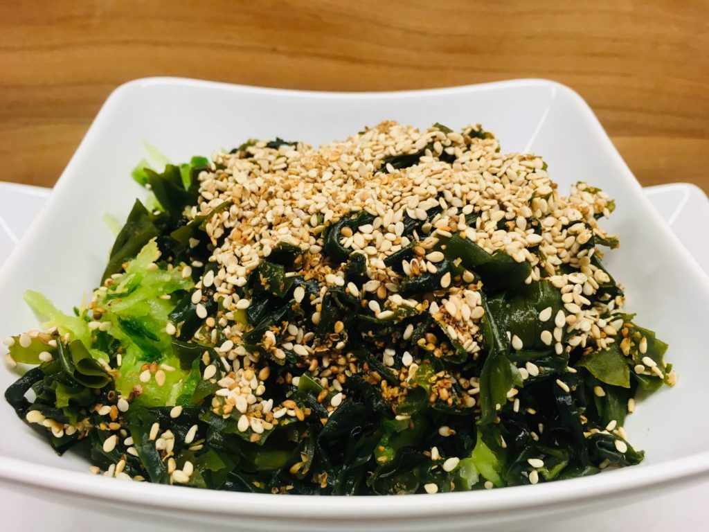 Gurken Wakame Salat mit Gomasio