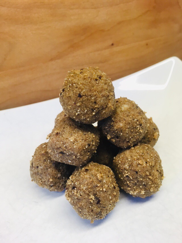 Dattel Mohn Energiebällchen