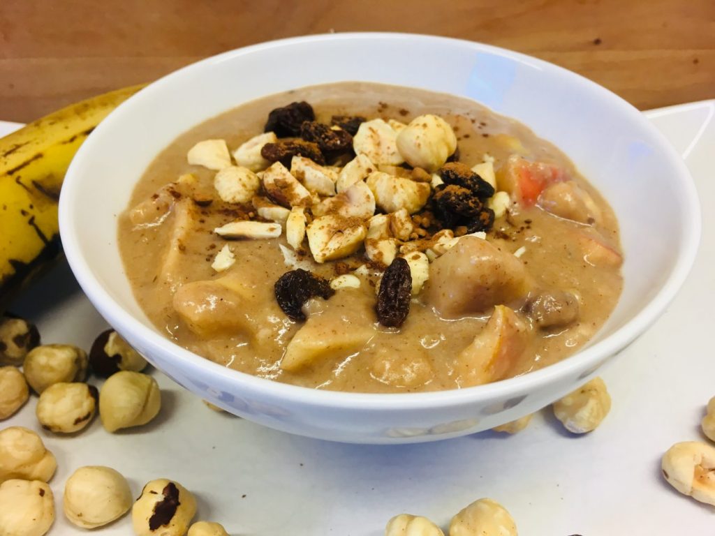 Kokos Haselnuss Porridge mit Kakao und Chili